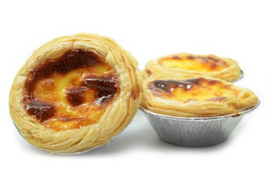 Taze pişmiş yumurta tart veya beyaz arka plan üzerinde izole kremalı tart