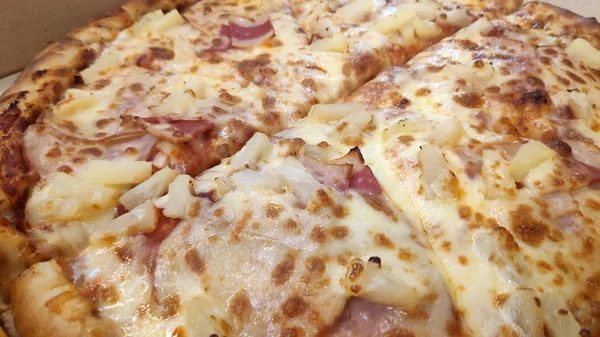 Hawajska Pizza Ananasem Szynką — Zdjęcie stockowe
