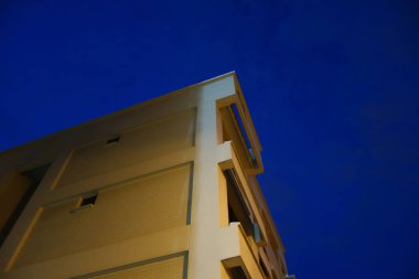 Singapur-16 Temmuz 2018: Singapur toplu konut Hdb daireler. Geceleri manzara