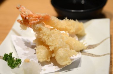 Restoranda masada soya soslu kızarmış tempura karides yakın çekim