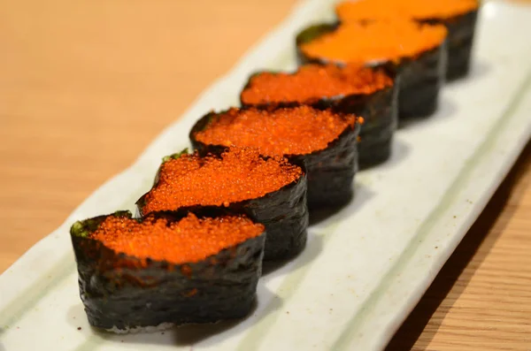 Tobiko Gunkan Sushi Nori Zabalená Flying Fish Roe Sushi Desce — Stock fotografie