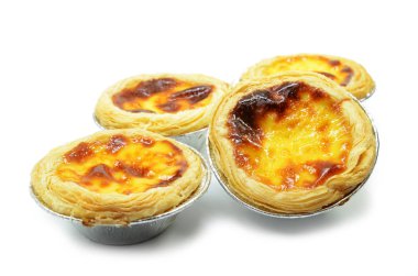 Taze pişmiş yumurta tart veya beyaz arka plan üzerinde izole kremalı tart