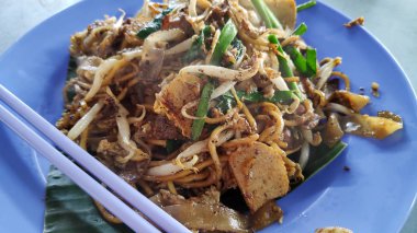 Penang Char Kway Teow Malezya 'dan Wide Rice Noodles kızarttı