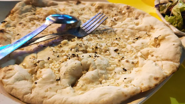 Fokhagymás Naan Tálcán Indiai Élelmiszer — Stock Fotó