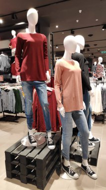 Genting Highlands, Malezya - 03 Aralık 2018: bir butik lüks ve şık marka görüntüler. Modern stil mağaza önünde rahat kadın giyim ve çanta vitrin.