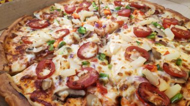 Mantarlı pizza, domates ve ananas. Hepsi sebzeli İtalyan pizzası.