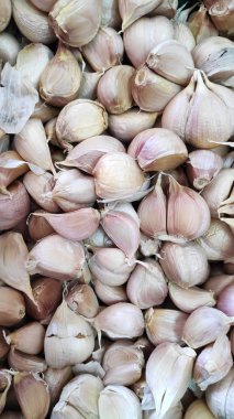Sarımsak soğanları ve sarımsaklı karanfiller.