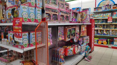 Johor Bahru, Malezya-14 Şubat, 2019: oyuncak raflar Johor Bahru, Malezya bir alışveriş merkezinde.
