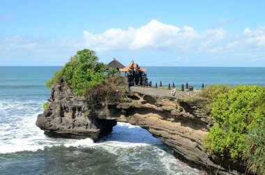 Pura Batu Bolong, Endonezya, Bali 'deki kayalıklarda bir uçurumun kenarında.