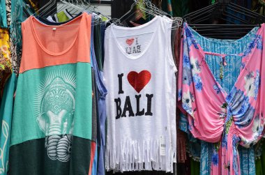 Bali, Endonezya-14 Şubat, 2019: Hatıra tişörtler Satılık üzerinde Pura Tirta Empul, Bali Hediyelik eşya pazarında,.