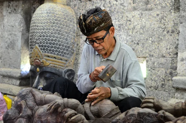 Bali Indonésia Fev 2019 Homem Está Fazendo Artesanato Madeira Ilha — Fotografia de Stock