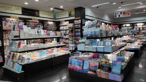 Bali Indonesia Feb 2019 Tienda Libros Aeropuerto Ngurah Rai Bali —  Fotos de Stock