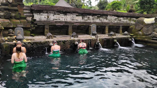 Bali, Endonezya-14 Şubat, 2019: tapanların dua su Tirta Empul Tapınağı'nda. Bu bahar sudan kutsal ve iyileştirici gücü vardır inanılıyor.