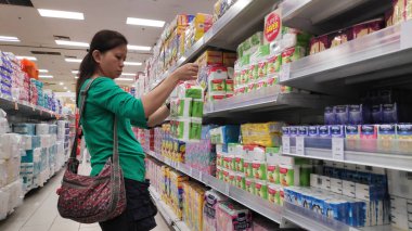 Johor Bahru, Malezya-14 Şubat, 2019: Johor Bahru, Malezya bir alışveriş merkezinde Satılık tuvalet doku çeşitleri. 