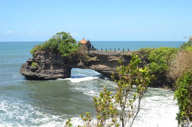 Pura Batu Bolong, Endonezya, Bali 'deki kayalıklarda bir uçurumun kenarında.