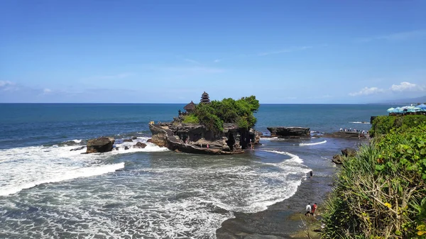 Endonezya Nın Bali Adasında Mavi Gökyüzü Olan Tanah Lot Tapınağı — Stok fotoğraf