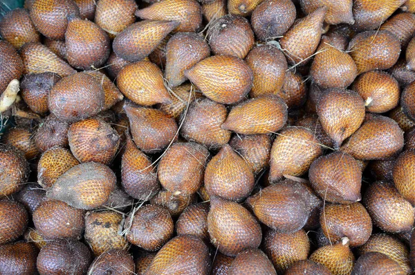 Sweet Tropical Fruits Palm Greens Snake Fruit Brown Peel — Stock Photo, Image