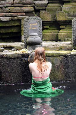 Bali, Endonezya-14 Şubat, 2019: tapanların dua Bali, Endonezya Tirta Empul Tapınağı'nda suda