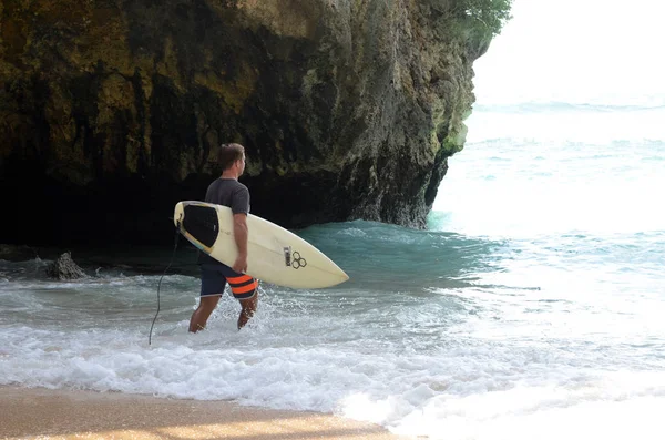 Bali Indonesia Fev 2019 Surfistas Vão Surfar Oceano Ilha Bali — Fotografia de Stock