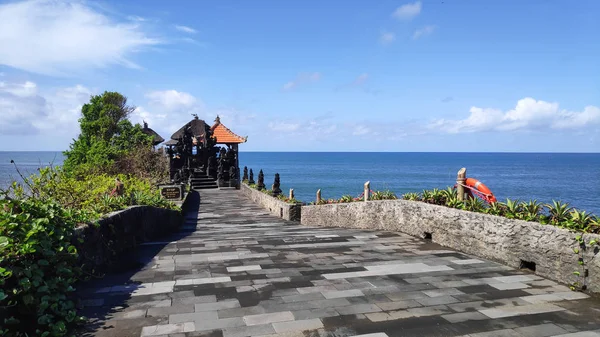 Pura Batu Bolong Tepi Tebing Garis Pantai Dengan Lubang Batu — Stok Foto