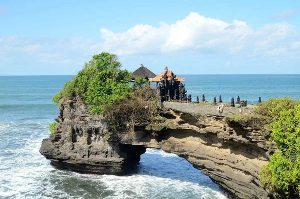 Pura Batu Bolong, Endonezya, Bali 'deki kayalıklarda bir uçurumun kenarında.