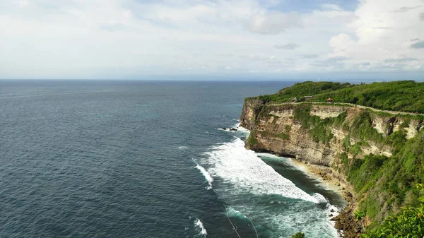 乌鲁瓦图寺或 Pura Luhur Uluwatu 的悬崖 印尼巴厘岛的旅游景点之一 — 图库照片