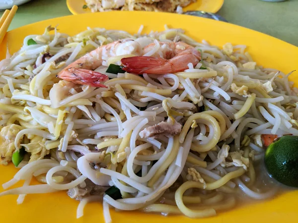 ホッキン 炒め麺にカラマリエビイカとポークの切り身 — ストック写真