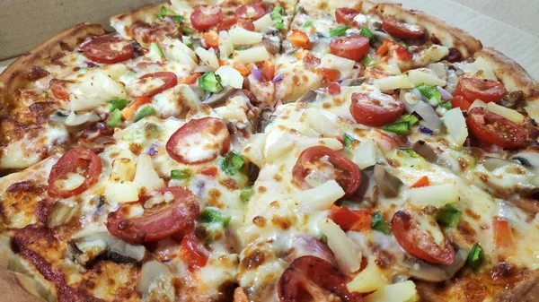 Pizza Grzybami Pomidorem Ananasem Wszystkie Warzywa Włoska Pizza — Zdjęcie stockowe