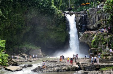 Bali, Endonezya-14 Şubat, 2019: Bali, Endonezya Tegenungan şelale ziyaret turist. Doğa severler için büyük bir mola Tegenungan şelale mi