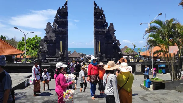 Bali Indonezja Luty 2019 Turystów Lokalnych Przy Bramie Wjazdowej Świątyni — Zdjęcie stockowe