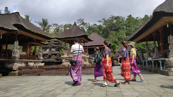 Bali Indonezja Luty 2019 Grupa Turystów Odwiedź Tirta Empul Świątynia — Zdjęcie stockowe