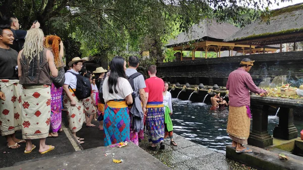 Bali Indonesien Feb 2019 Dyrkare Vattnet Tirta Empul Temple Det — Stockfoto