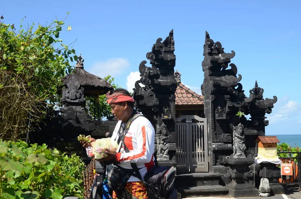 Bali Indonezja Luty 2019 Modlących Się Oferty Batu Bolong Świątyni — Zdjęcie stockowe