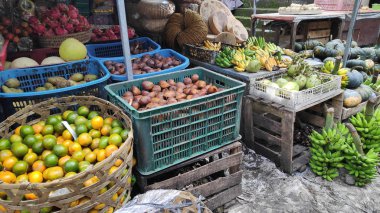 Bali 'deki köyde açık hava meyve pazarı