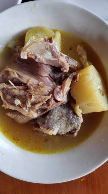 Balık çorbası Bali sokak dükkanda servis baş