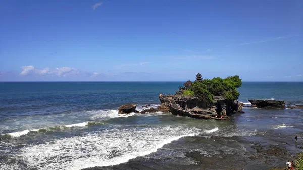 Endonezya Nın Bali Adasında Mavi Gökyüzü Olan Tanah Lot Tapınağı — Stok fotoğraf