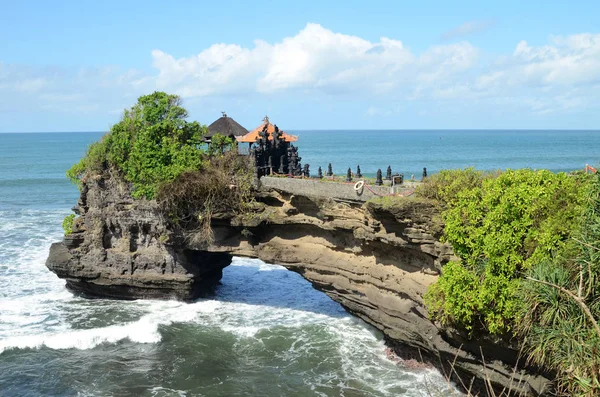 Endonezya Nın Bali Adasında Mavi Gökyüzü Olan Tanah Lot Tapınağı — Stok fotoğraf