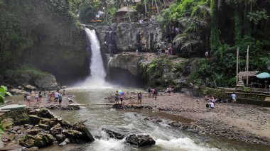 Bali, Endonezya-14 Şubat, 2019: turist ziyaret Bali, Endonezya'da Ubud yakınındaki Tegenungan şelale