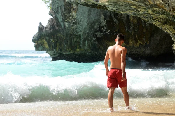 Bali, Endonezya-14 Şubat, 2019: turist keyfini çıkarın deniz Suluban Beach Bali, Endonezya