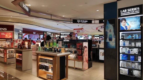 シンガポール 2019 チャンギ空港で化粧品を格納します チャンギ空港は シンガポールの主要な一般市民空港 — ストック写真