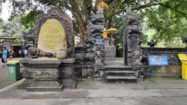 巴厘岛 印度尼西亚 2019年2月14日 在印度尼西亚巴厘岛的 Pura Tirta Empul 的看法 寺庙的化合物由一个小塔或沐浴结构组成 以其神圣的泉水而闻名 — 图库照片