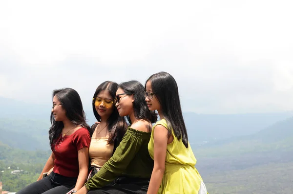 Bali Indonesia Feb 2019 Hermosas Mujeres Jóvenes Con Volcán Monte — Foto de Stock