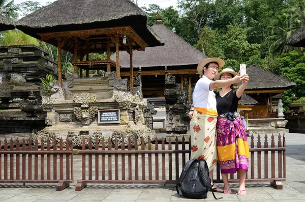 Bali Indonésia Fev 2019 Casal Tirando Selfie Dentro Templo Pura — Fotografia de Stock