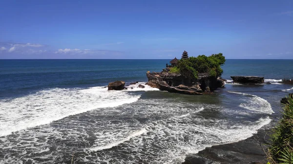 Endonezya Nın Bali Adasında Mavi Gökyüzü Olan Tanah Lot Tapınağı — Stok fotoğraf