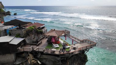 Bali, Endonezya-14 Şubat, 2019: Delpi kafe bulunan Suluban Beach, Balis biri en eşsiz kıyıları, Doğal kireçtaşı oluşumları tarafından gizli.
