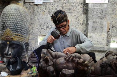 Bali, Endonezya-14 Şubat, 2019: adam Bali Adası, Endonezya ahşap el sanatları yapıyor