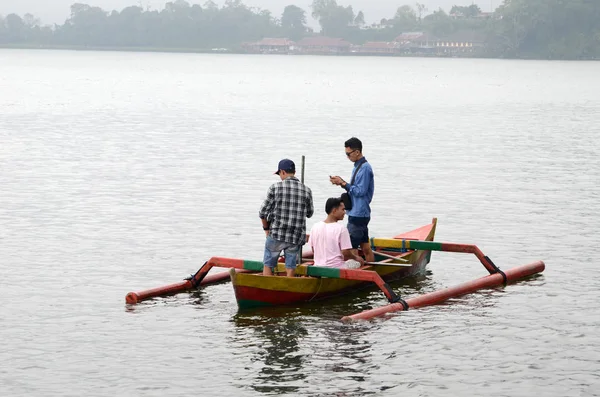 Bali Indonesia Feb 2019 Tourist Sit Traditional Boat Beratan Lake — Stock Photo, Image