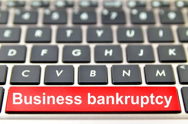 Слово о банкротстве бизнеса на панели компьютерного пространства — стоковое фото
