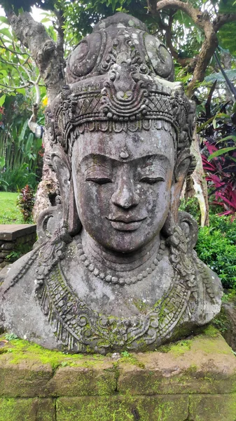 Imagen de Buda en el jardín tropical de Bali — Foto de Stock