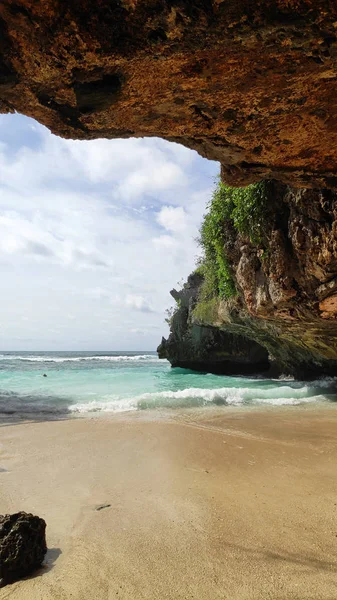 Blick auf schönen versteckten suluban Strand, bali — Stockfoto